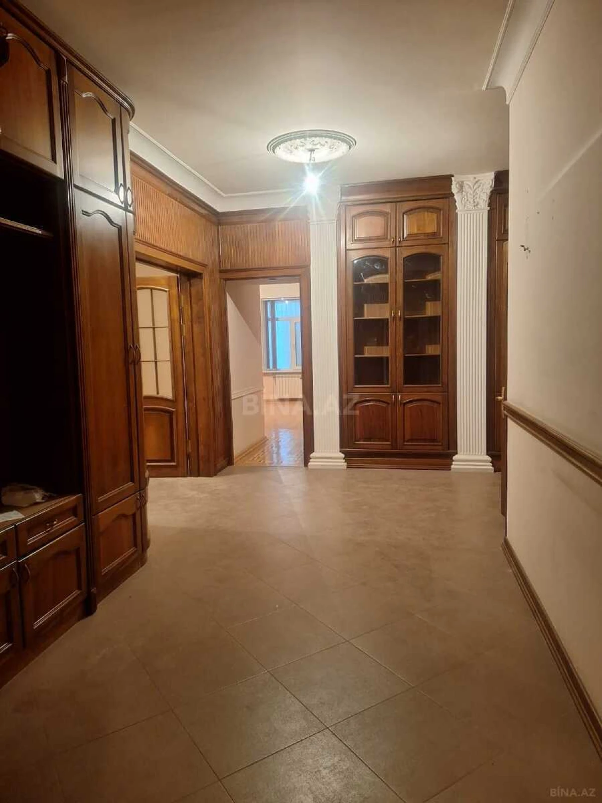 Satılır 5 otaqlı mənzil 275 m²