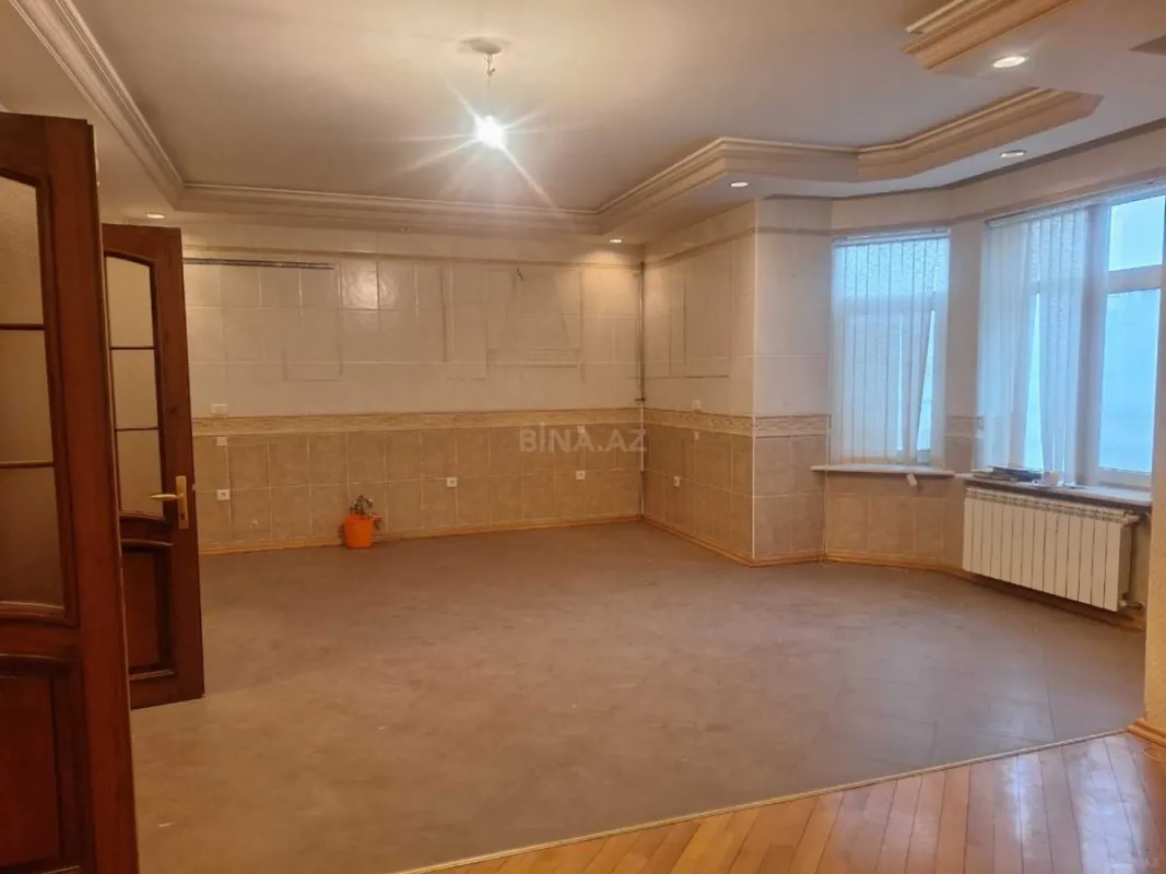 Satılır 5 otaqlı mənzil 275 m²