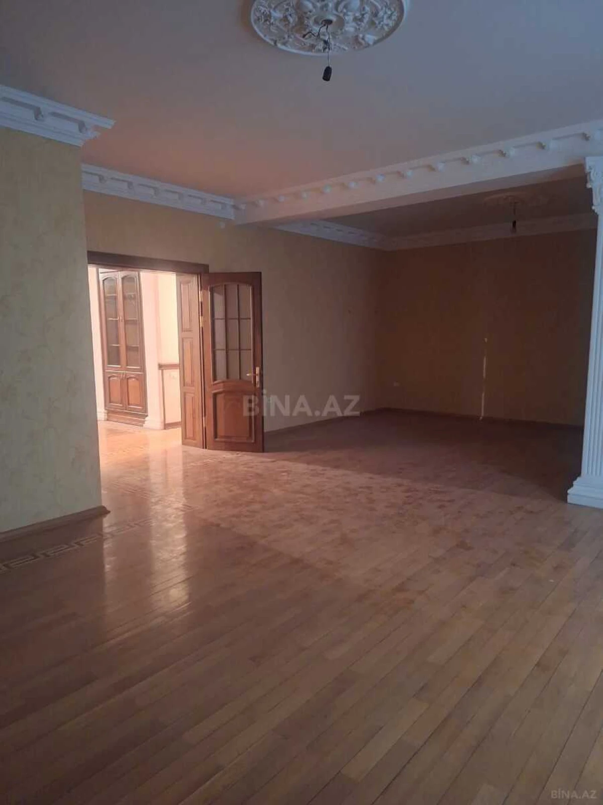Satılır 5 otaqlı mənzil 275 m²