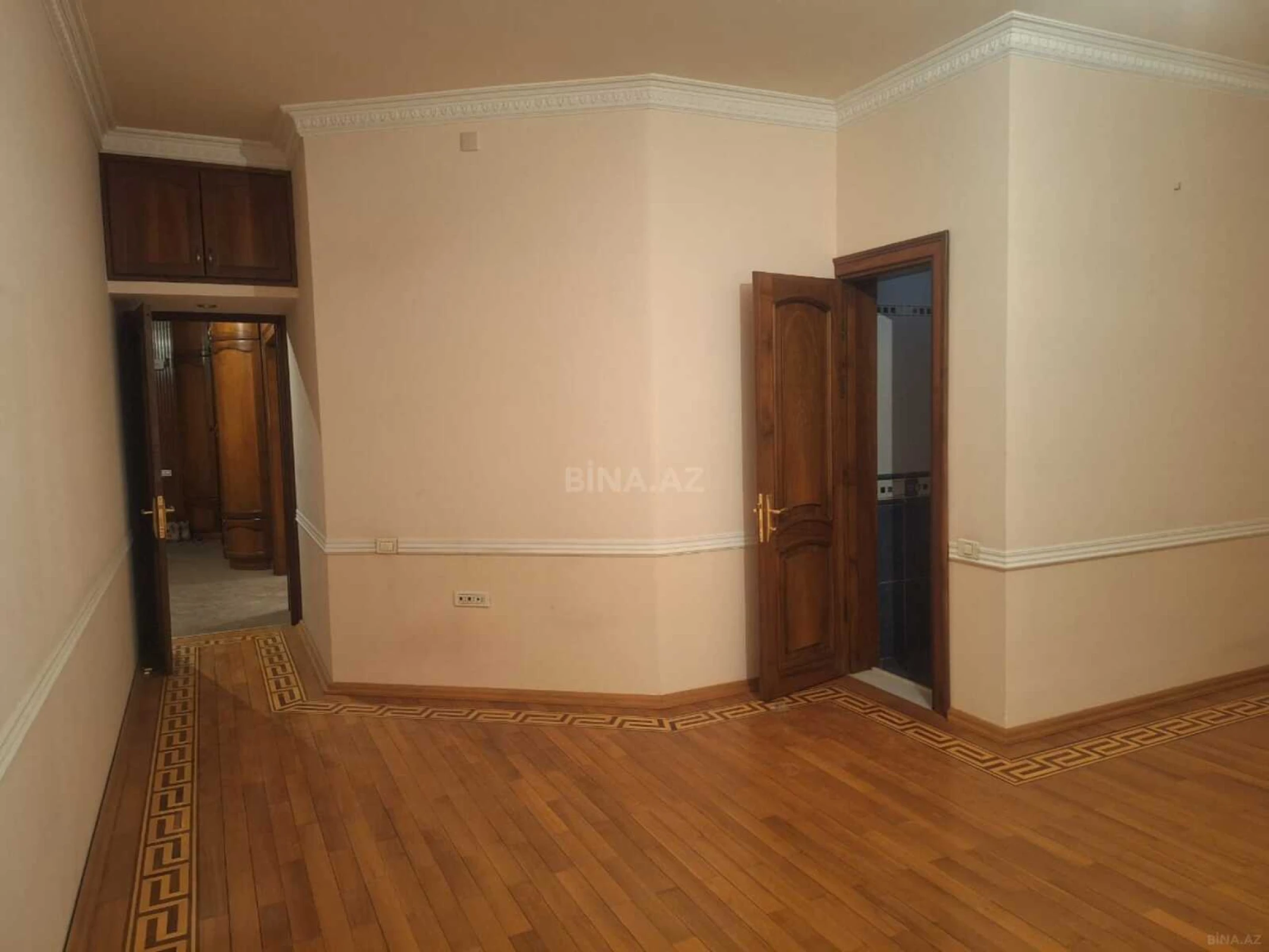 Satılır 5 otaqlı mənzil 275 m²