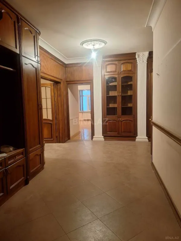 Satılır 5 otaqlı mənzil 275 m²