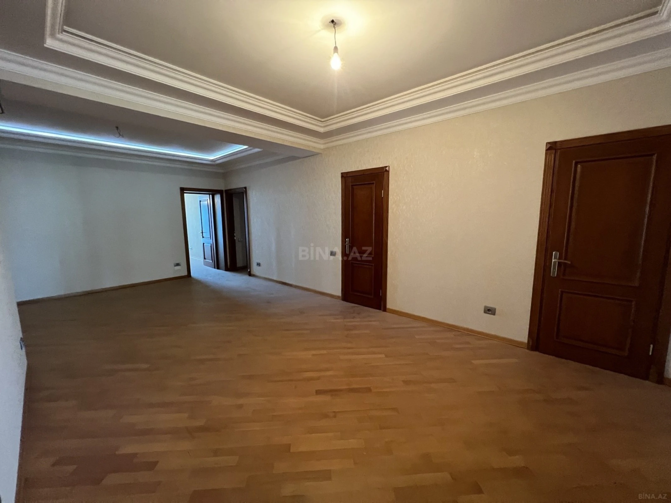 Satılır 4 otaqlı mənzil 250 m²