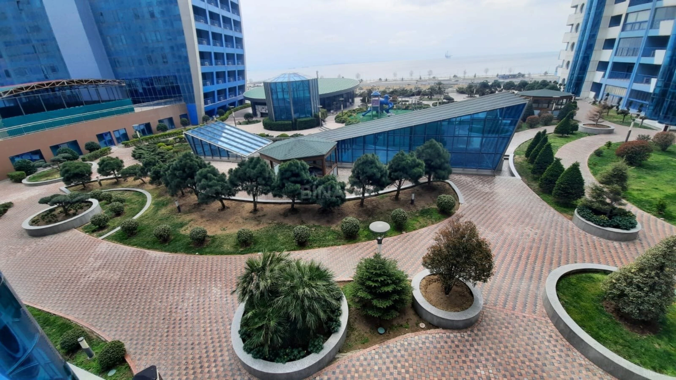 Satılır 4 otaqlı mənzil 250 m²