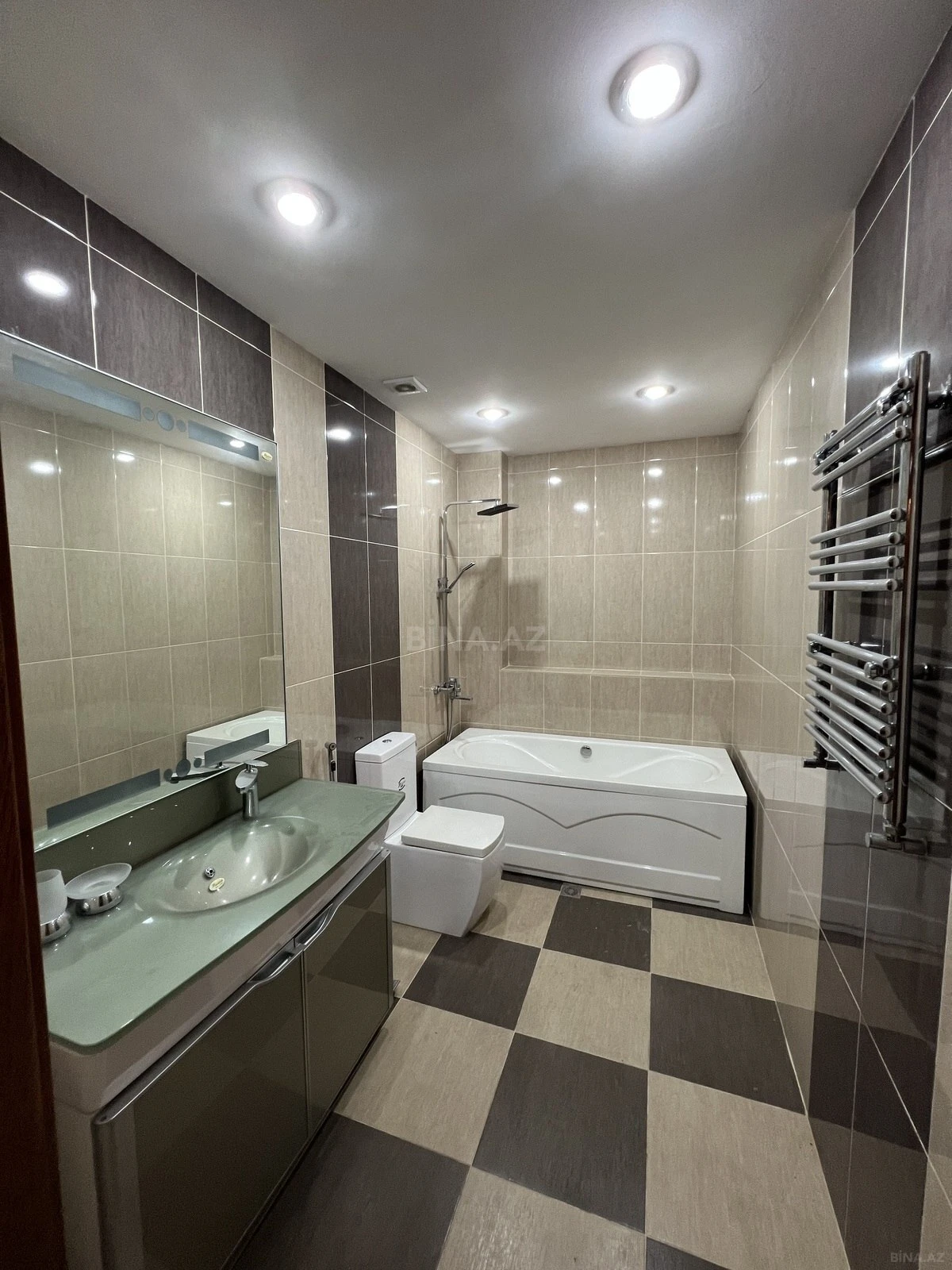 Satılır 4 otaqlı mənzil 250 m²