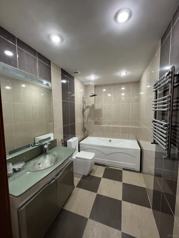 Satılır 4 otaqlı mənzil 250 m²