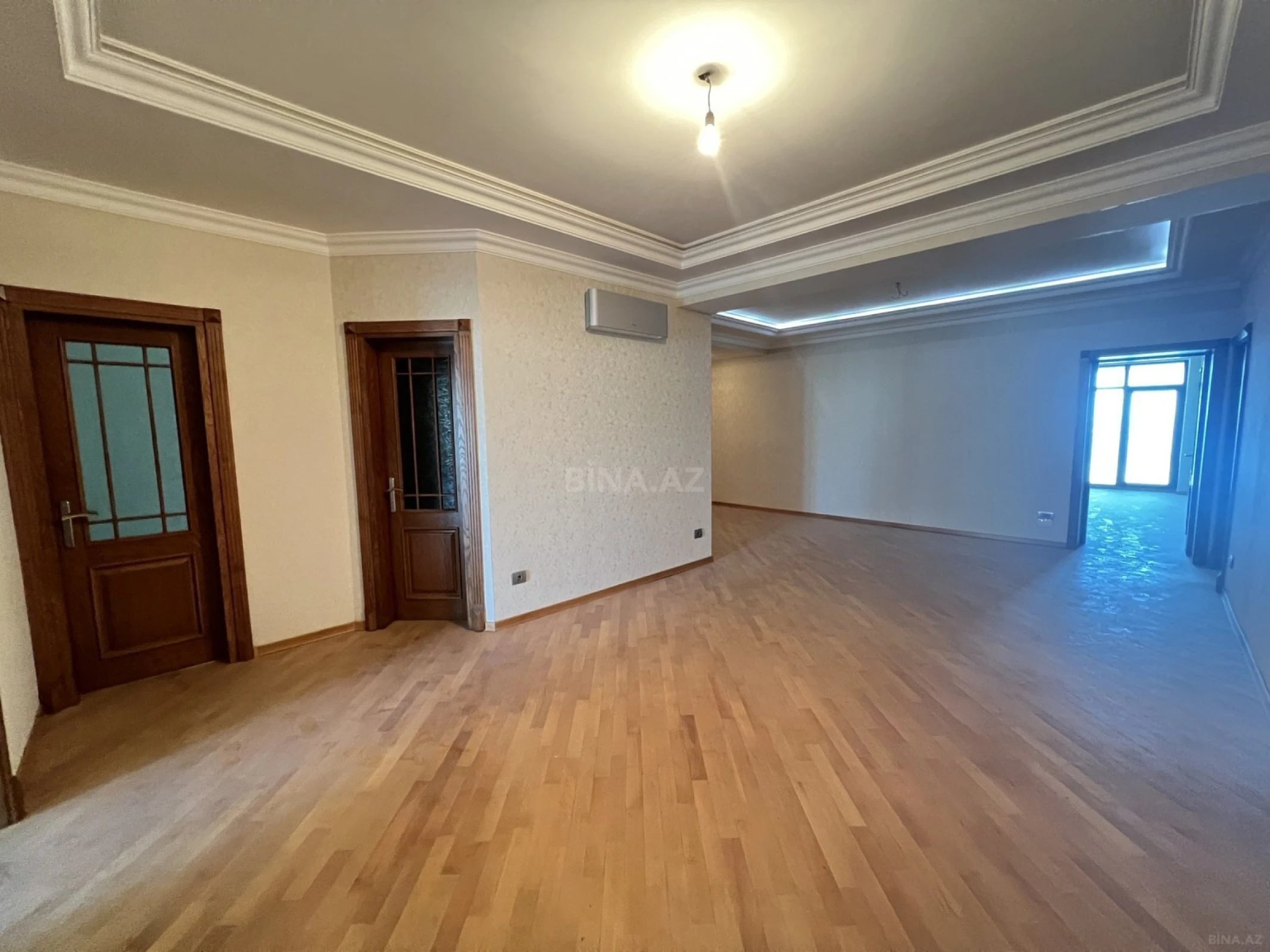Satılır 4 otaqlı mənzil 250 m²