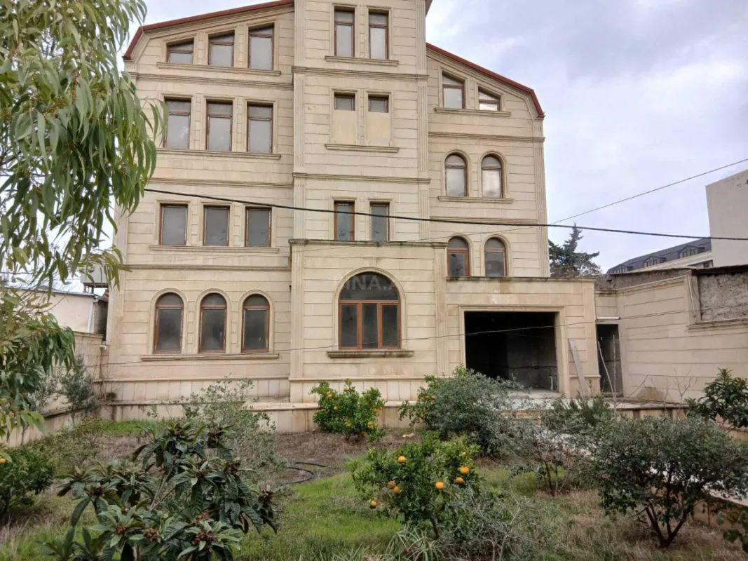 Satılır 10 otaqlı həyət evi 400 m²