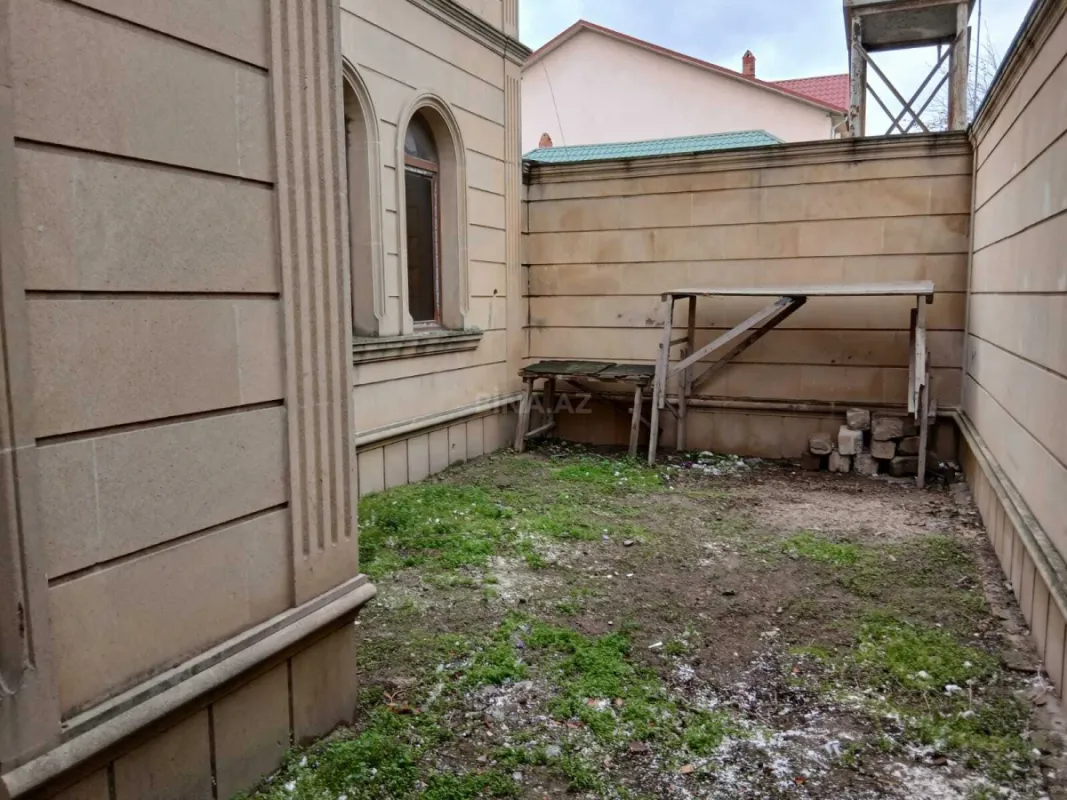 Satılır 10 otaqlı həyət evi 400 m²
