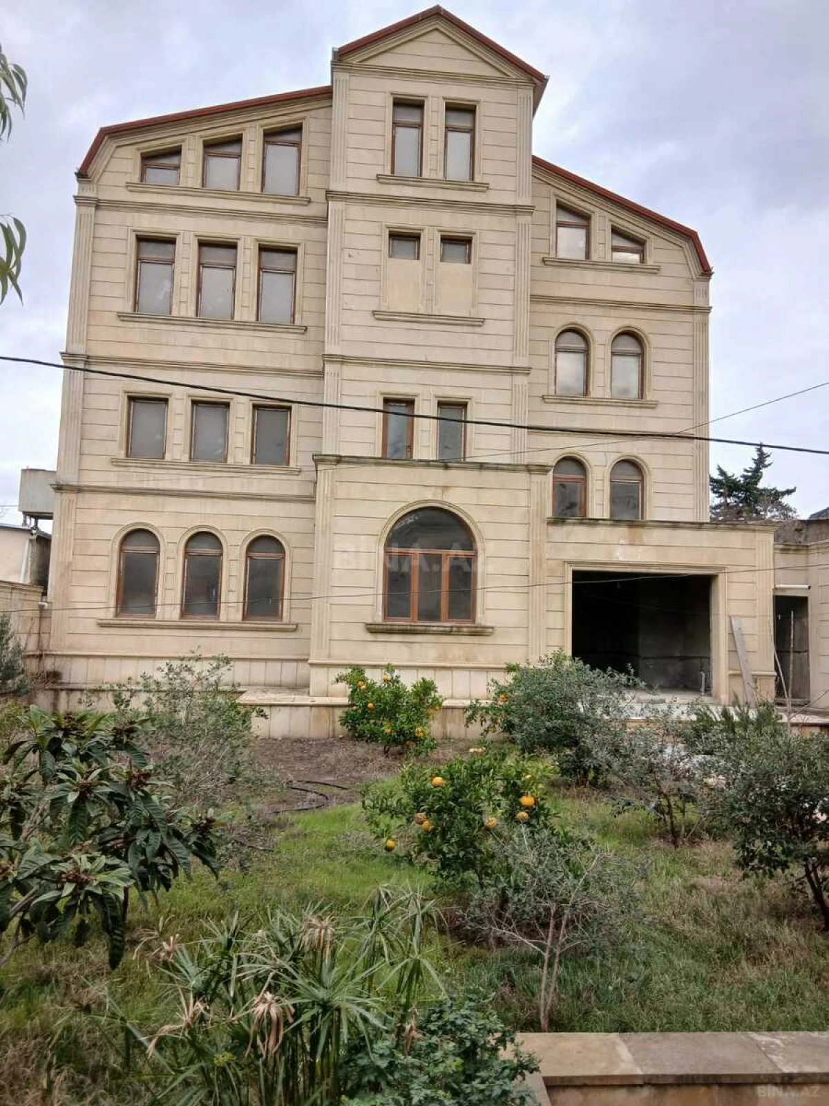 Satılır 10 otaqlı həyət evi 400 m²