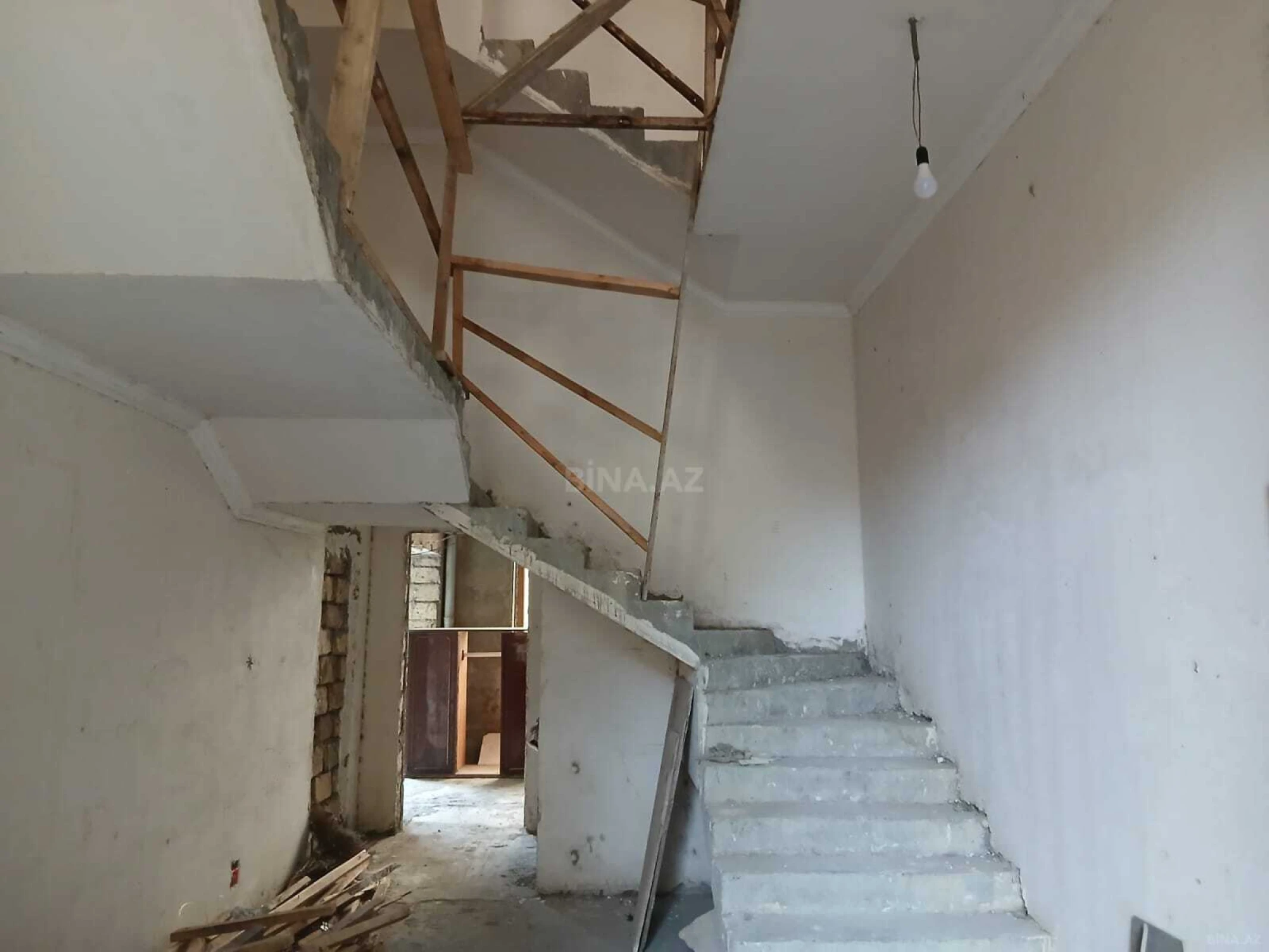 Satılır 10 otaqlı həyət evi 400 m²