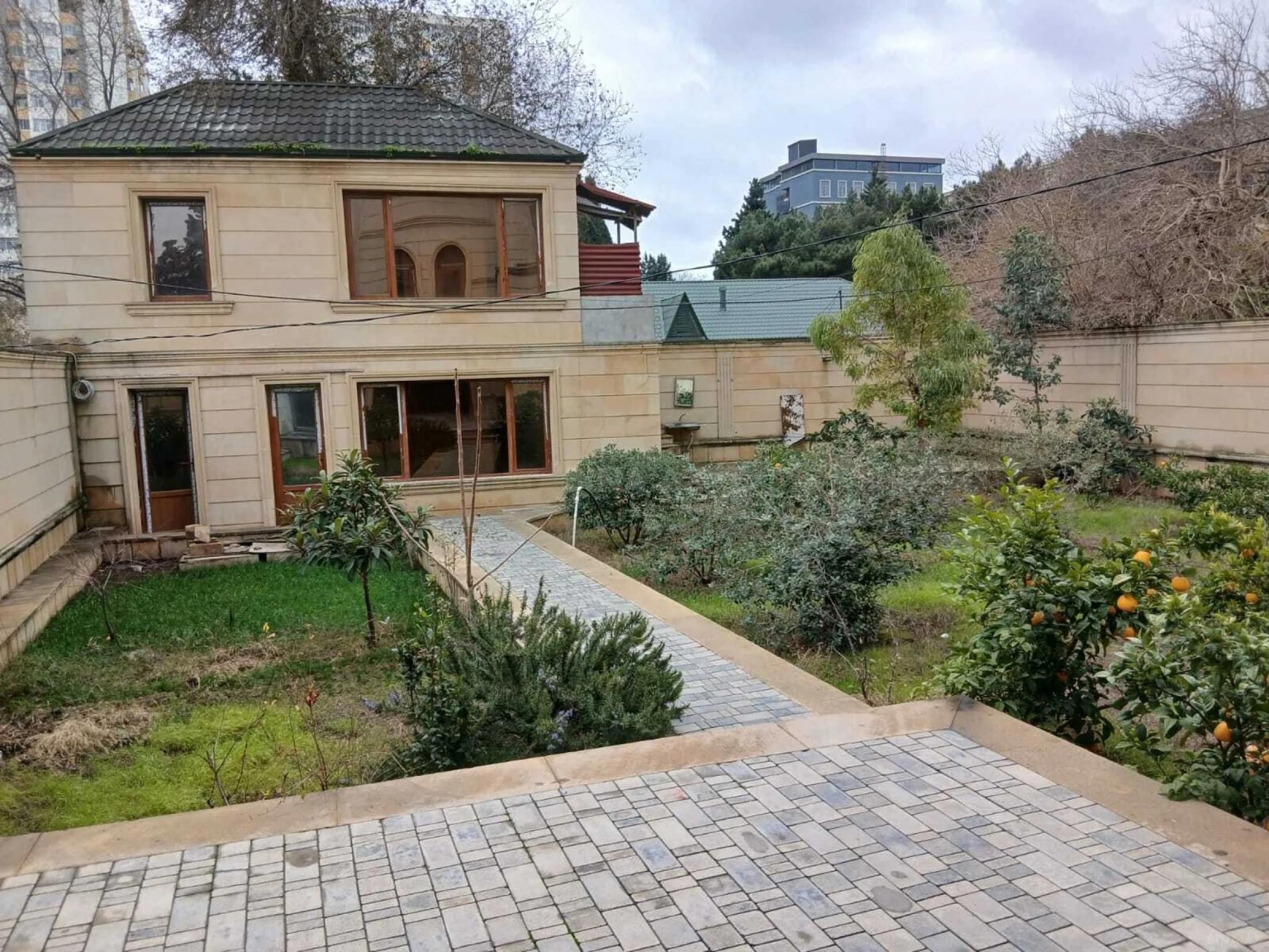 Satılır 10 otaqlı həyət evi 400 m²