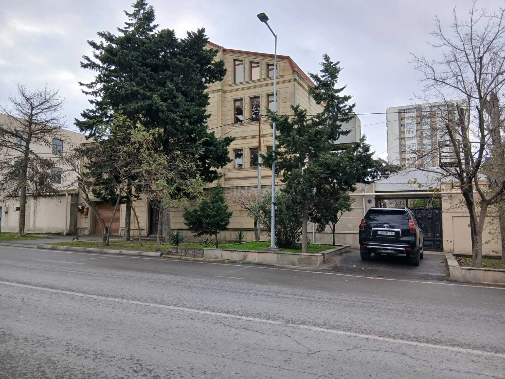 Satılır 10 otaqlı həyət evi 400 m²