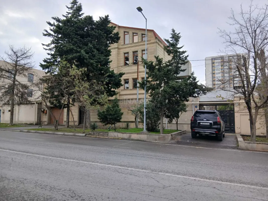 Satılır 10 otaqlı həyət evi 400 m²
