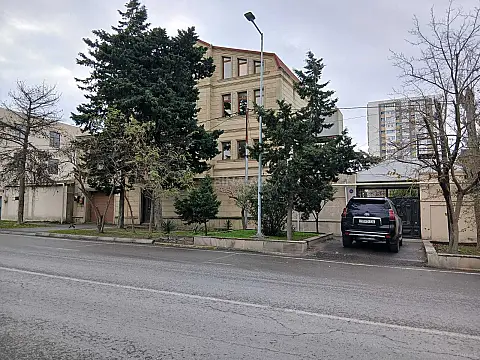 Satılır 10 otaqlı həyət evi 400 m²