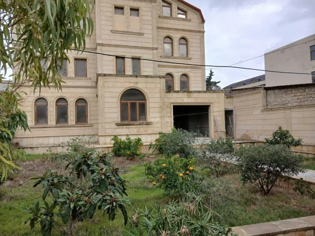Satılır 10 otaqlı həyət evi 400 m²