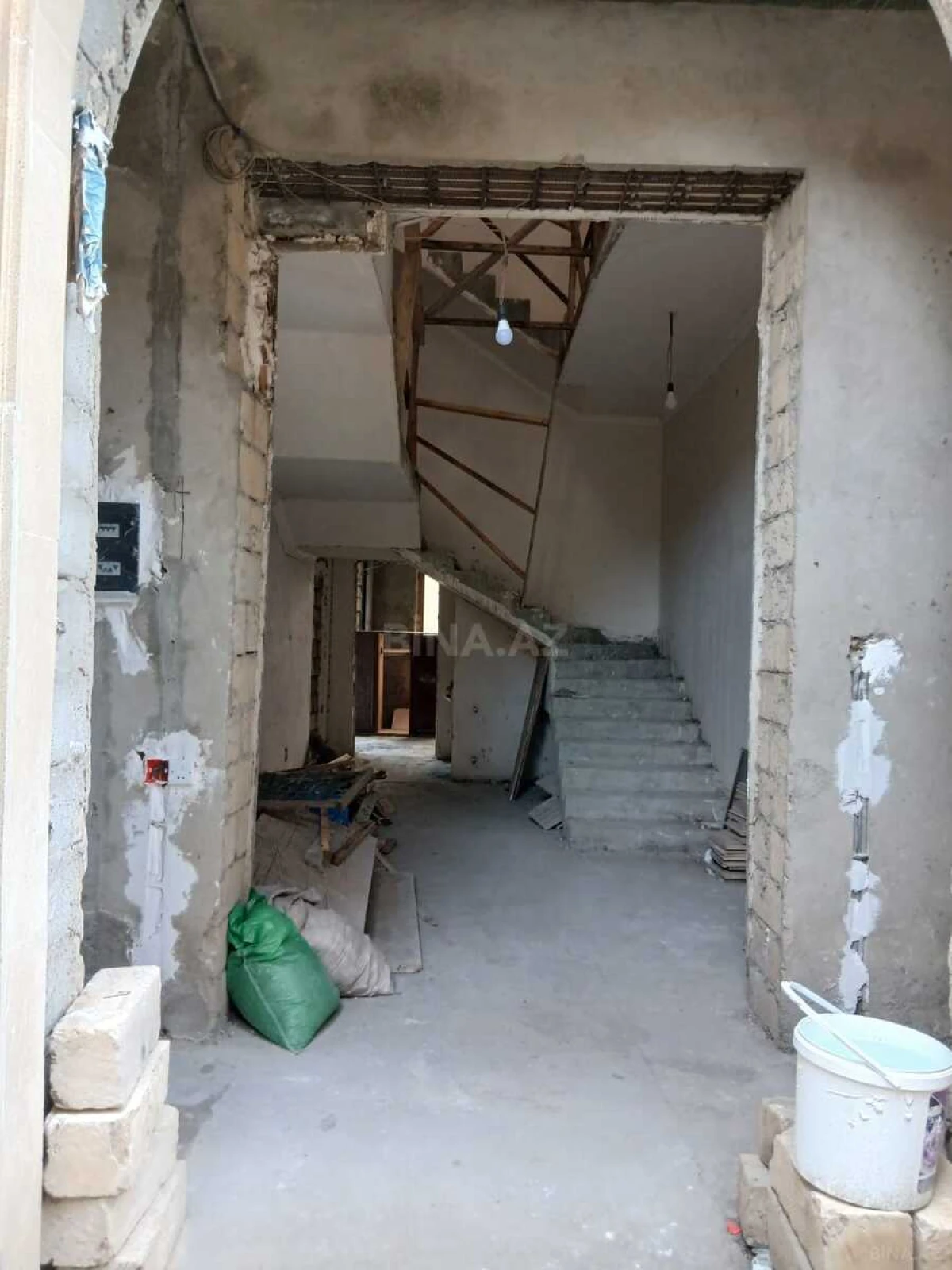 Satılır 10 otaqlı həyət evi 400 m²
