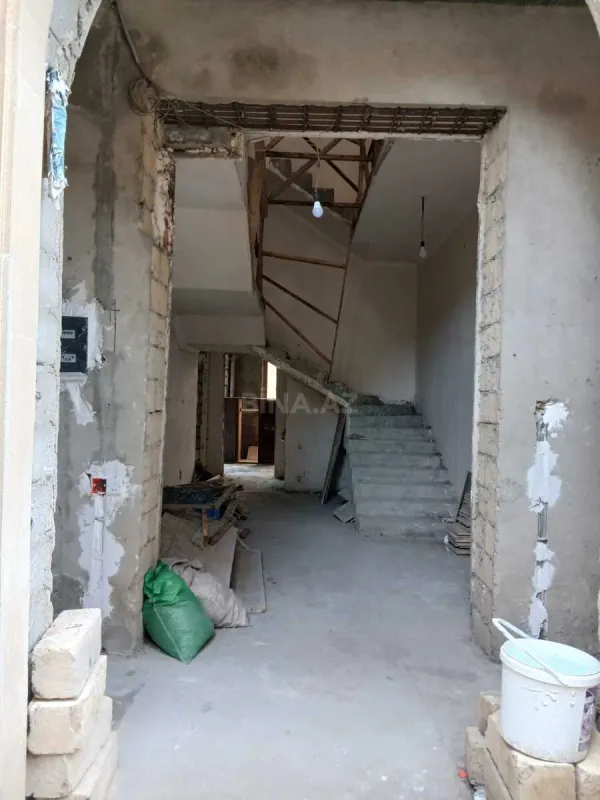 Satılır 10 otaqlı həyət evi 400 m²