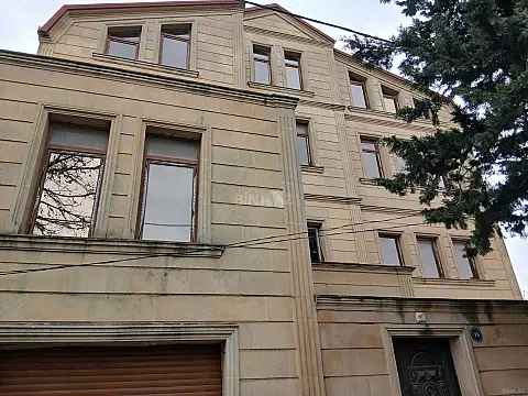 Satılır 10 otaqlı həyət evi 400 m²