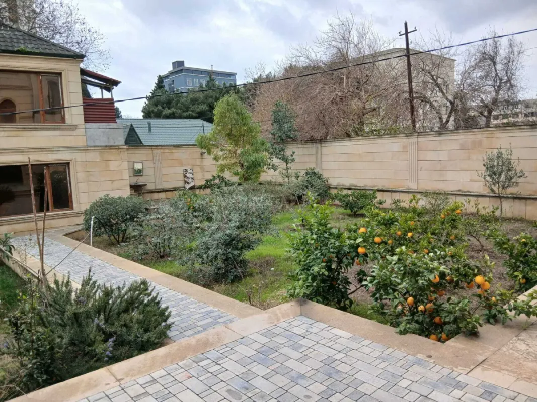 Satılır 10 otaqlı həyət evi 400 m²