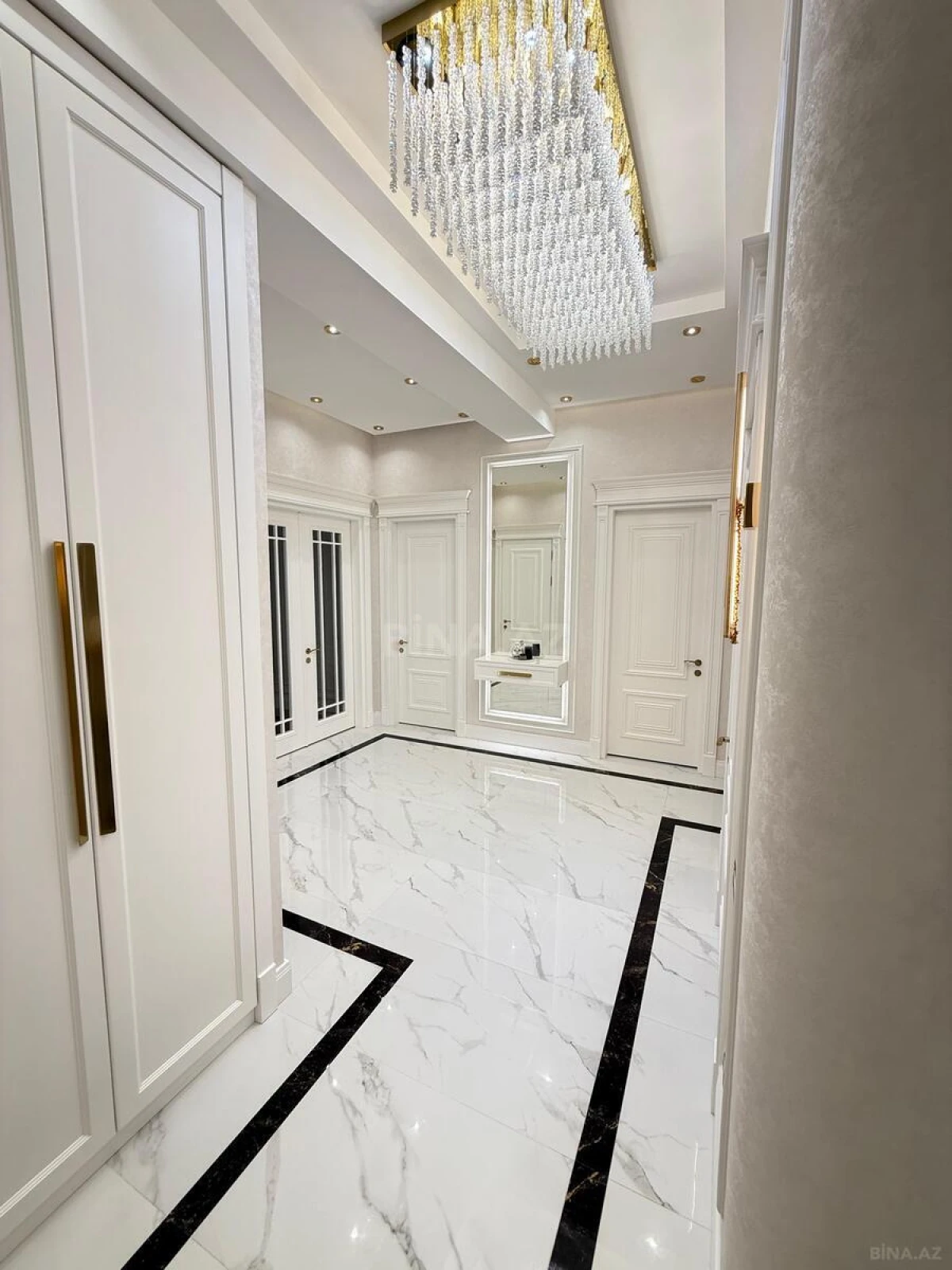 Satılır 4 otaqlı mənzil 185 m²