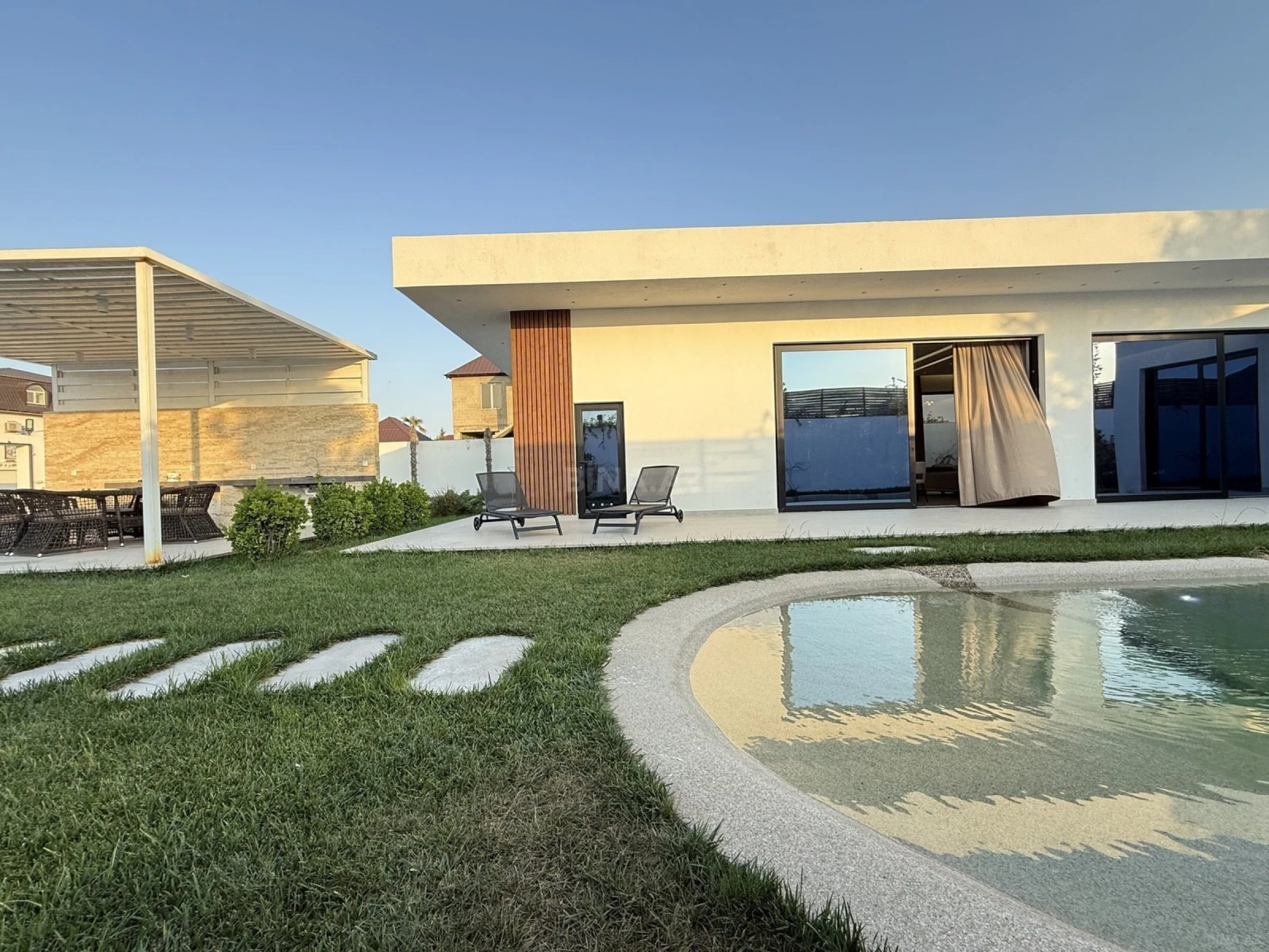 Kirayə verilir 4 otaqlı həyət evi 380 m²