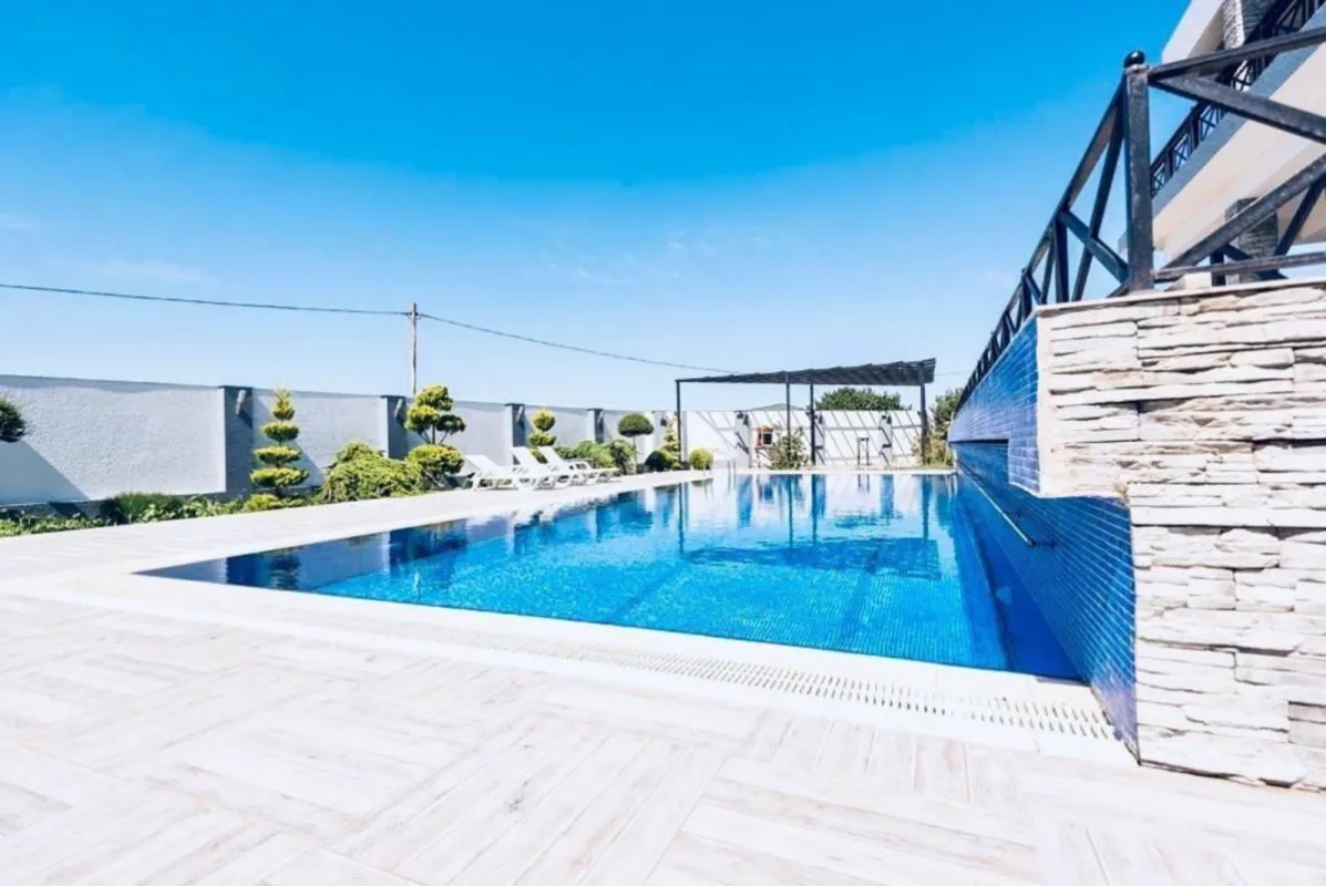 Kirayə verilir 6 otaqlı həyət evi 580 m²