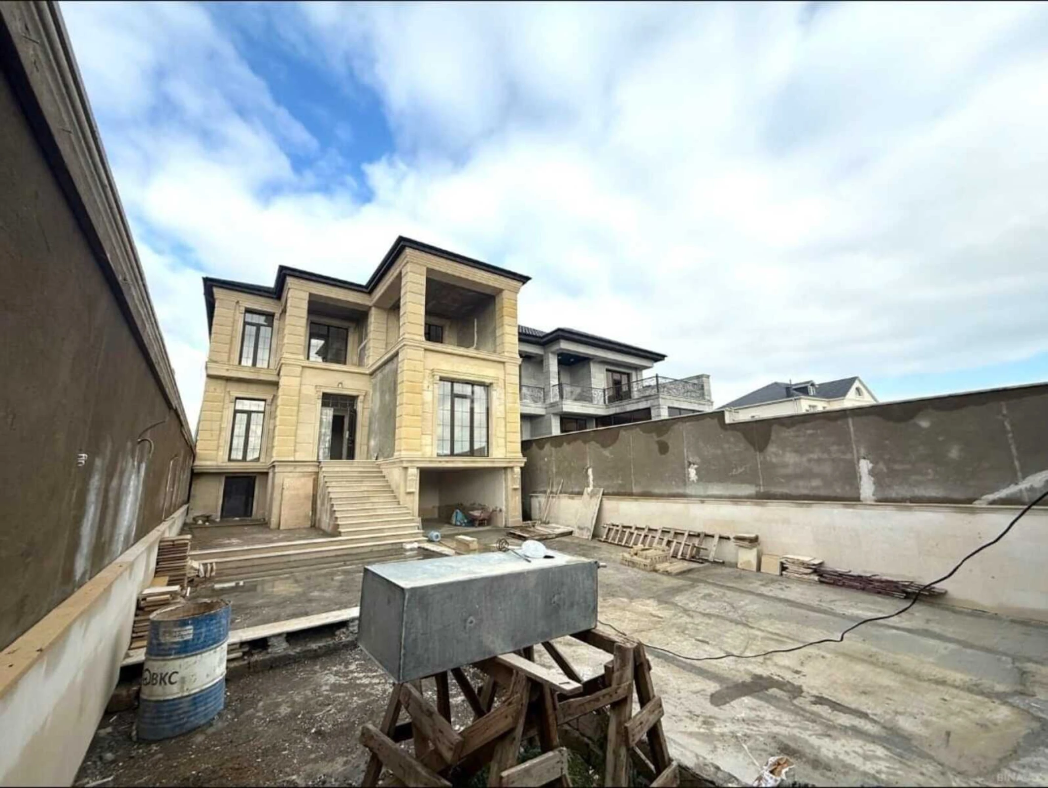 Satılır 6 otaqlı həyət evi 440 m²