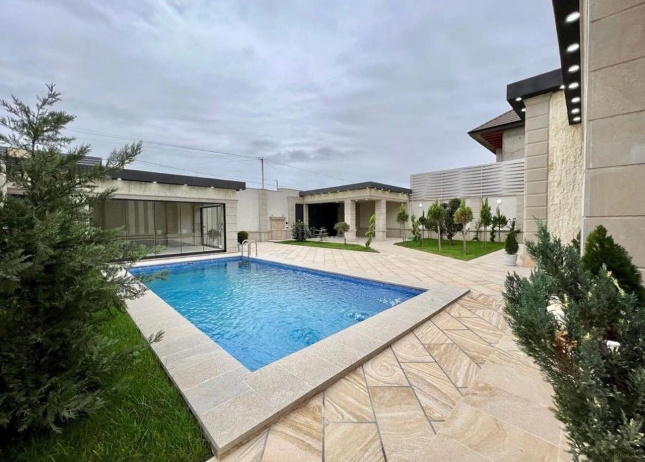 Kirayə verilir 4 otaqlı həyət evi 240 m²