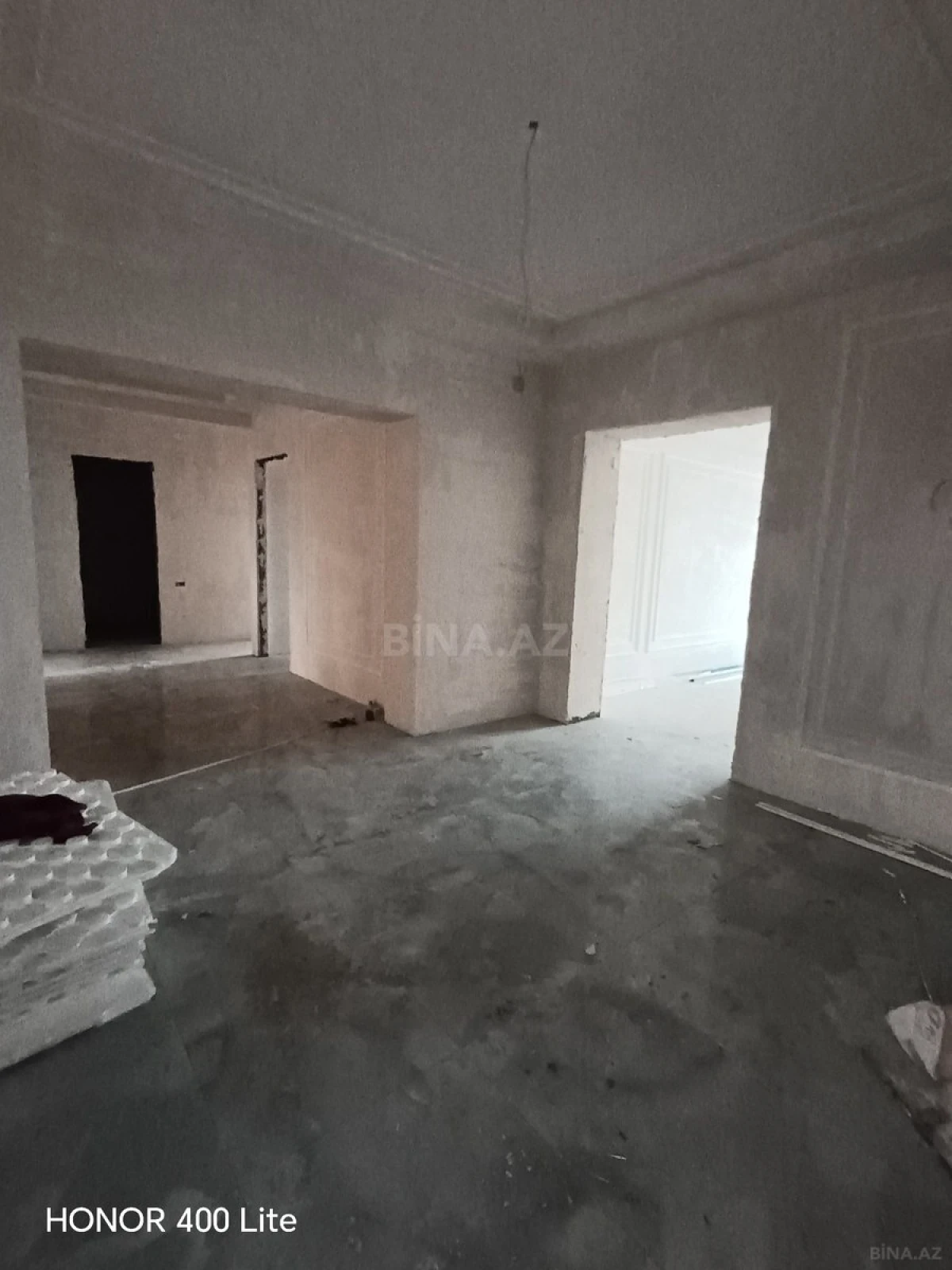 Satılır 4 otaqlı mənzil 215 m²