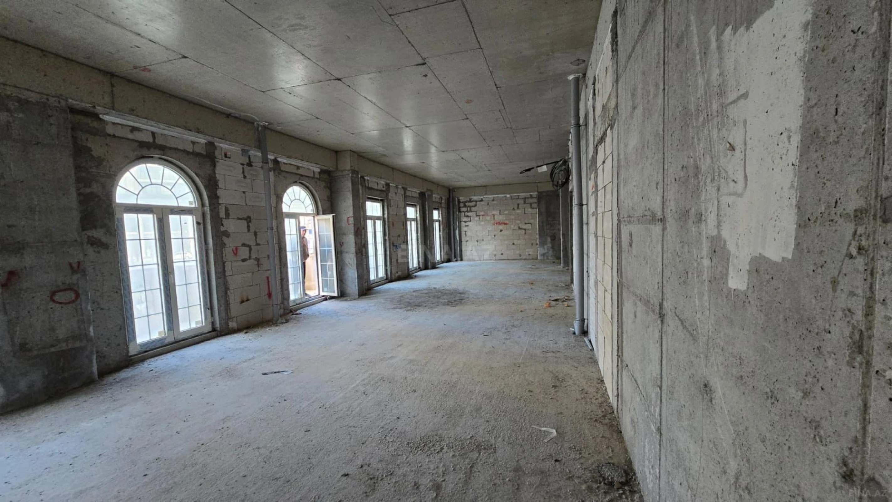 Satılır 4 otaqlı mənzil 145 m²