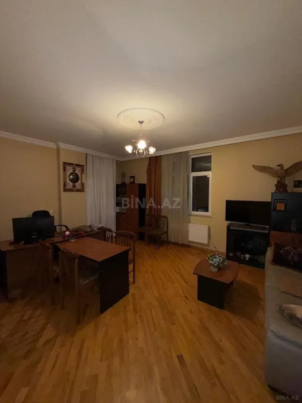 Satılır 3 otaqlı mənzil 135 m²