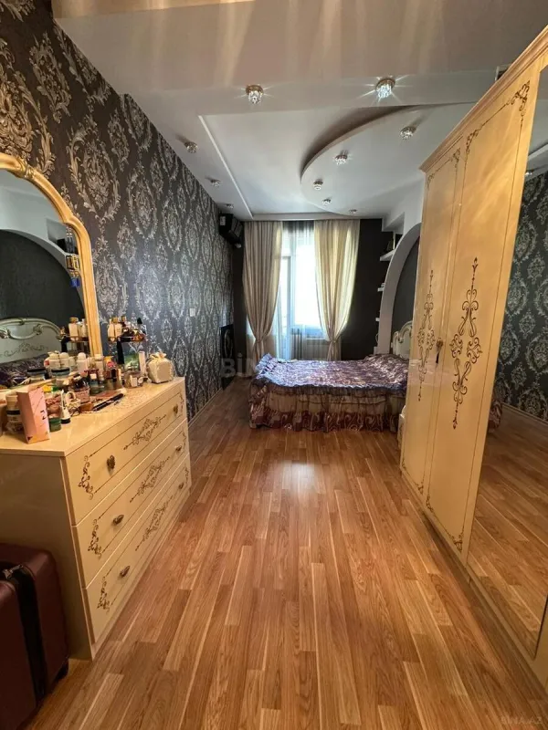 Satılır 3 otaqlı mənzil 107 m²