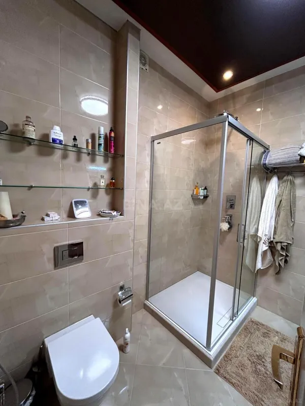 Satılır 4 otaqlı mənzil 196 m²