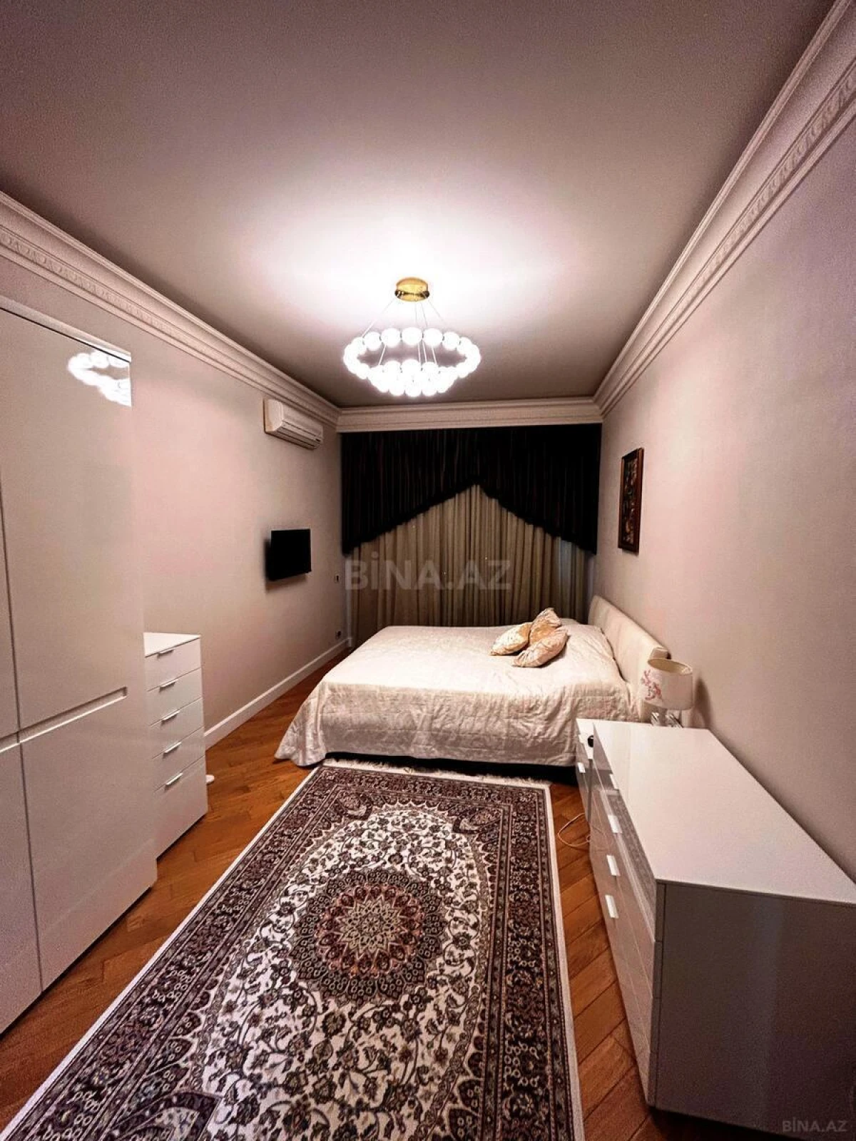 Satılır 4 otaqlı mənzil 196 m²