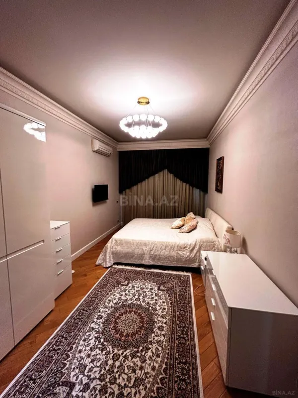 Satılır 4 otaqlı mənzil 196 m²