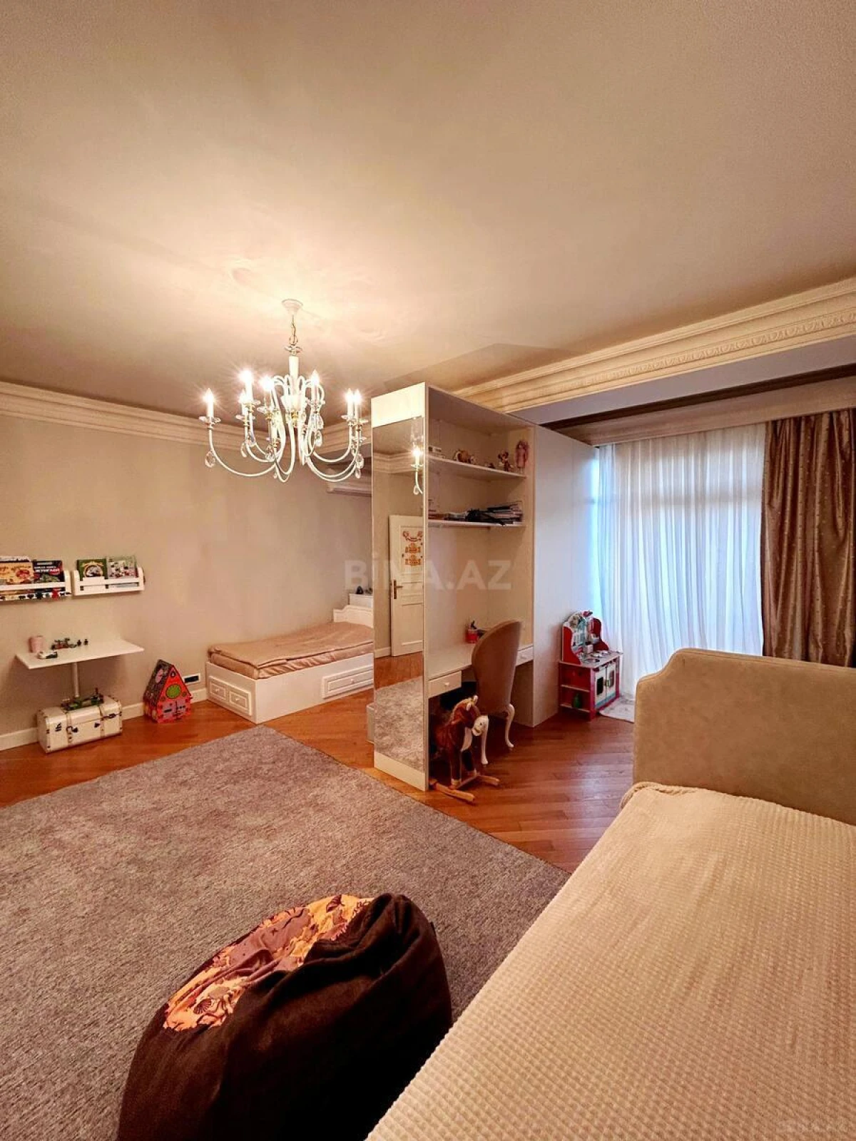 Satılır 4 otaqlı mənzil 196 m²