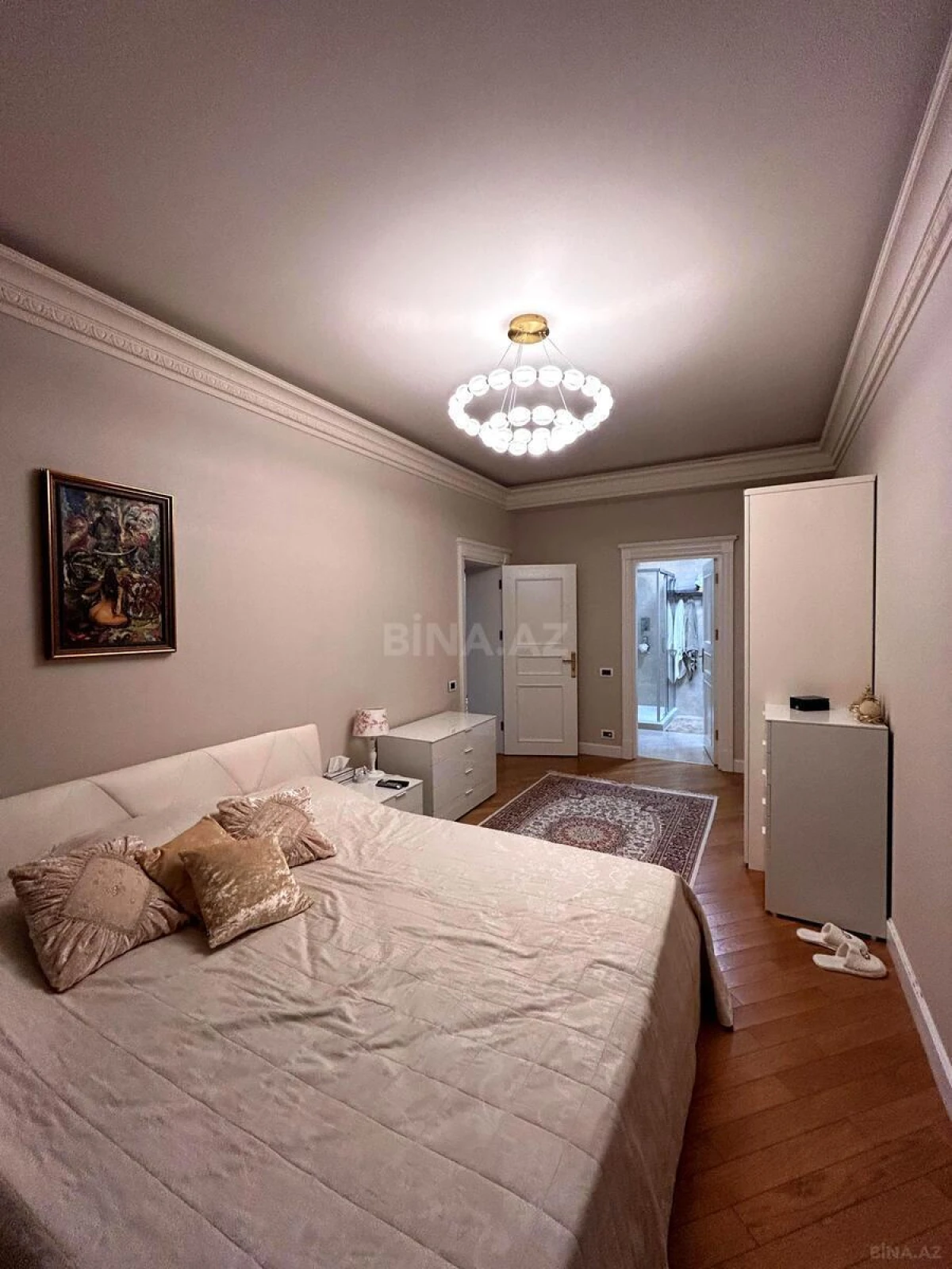 Satılır 4 otaqlı mənzil 196 m²