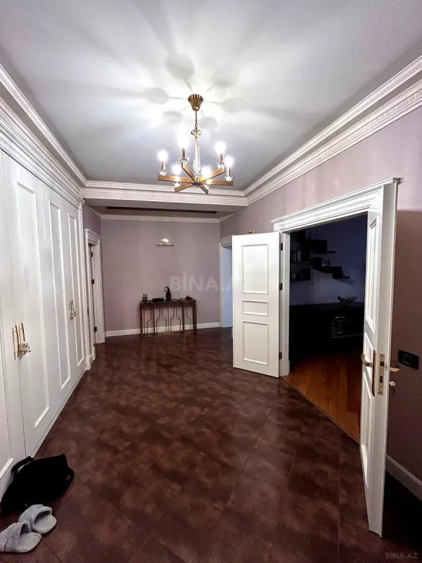 Satılır 4 otaqlı mənzil 196 m²