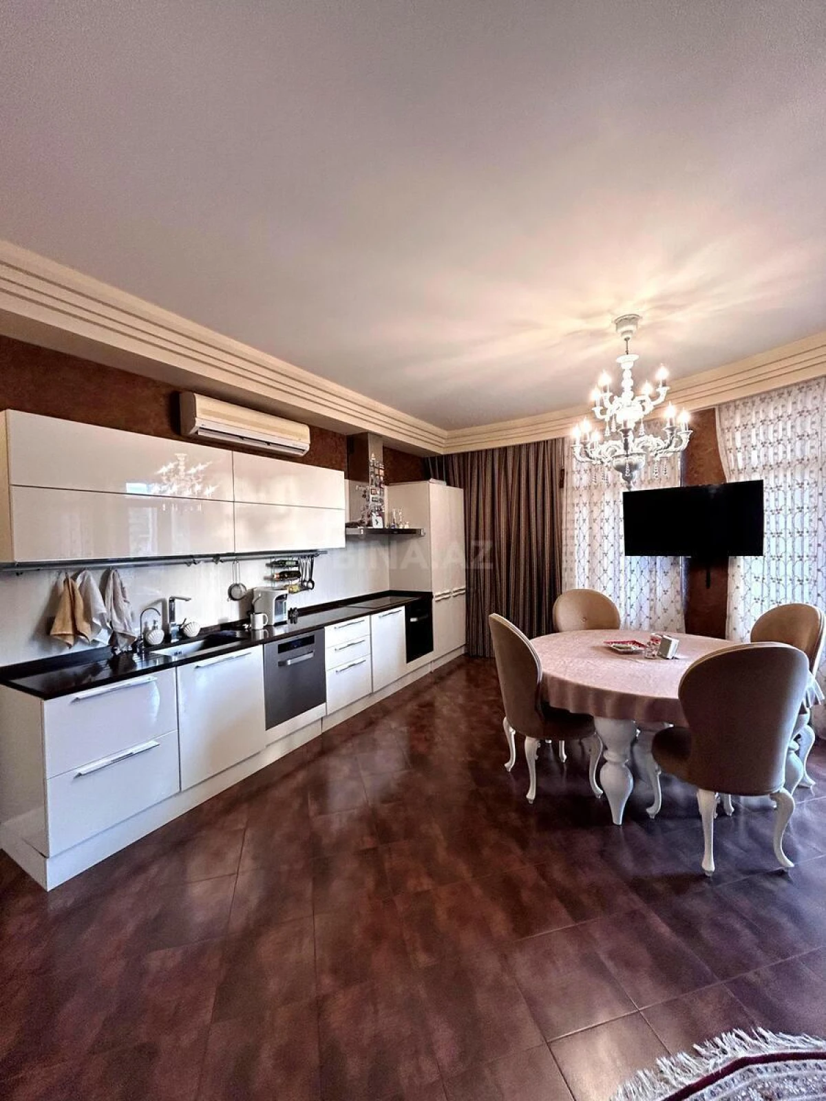 Satılır 4 otaqlı mənzil 196 m²