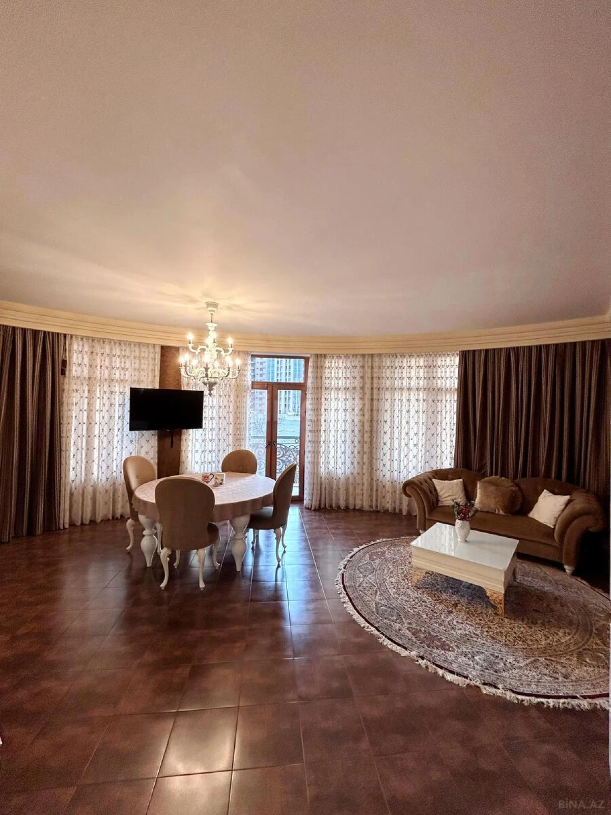 Satılır 4 otaqlı mənzil 196 m²