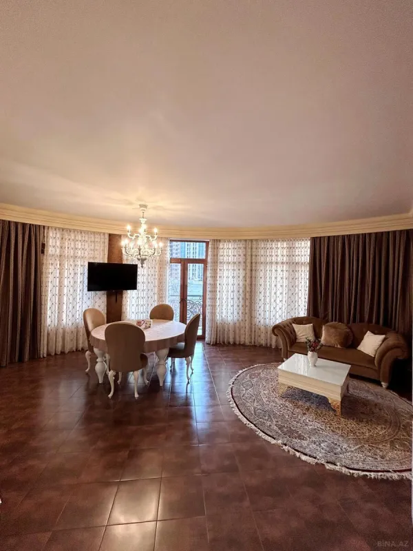 Satılır 4 otaqlı mənzil 196 m²