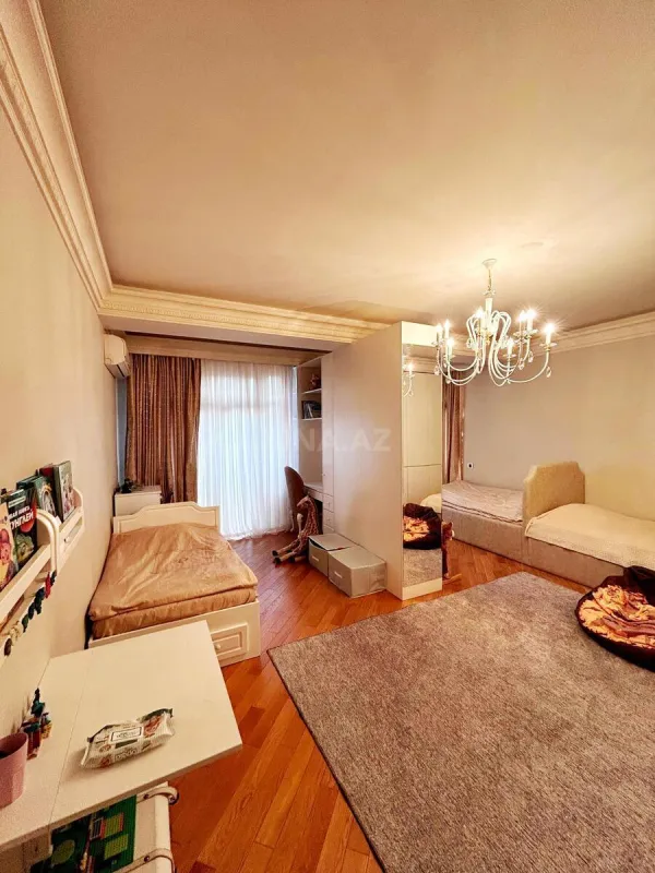 Satılır 4 otaqlı mənzil 196 m²