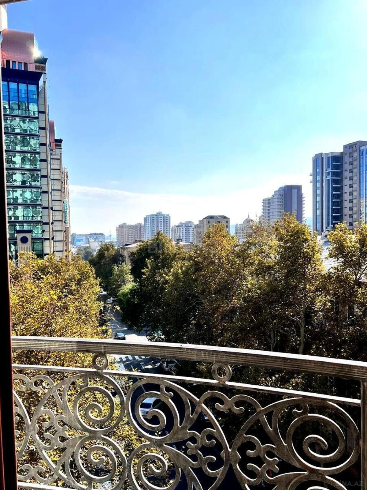 Satılır 4 otaqlı mənzil 196 m²