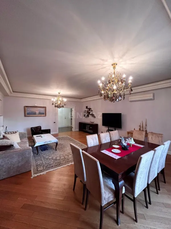 Satılır 4 otaqlı mənzil 196 m²