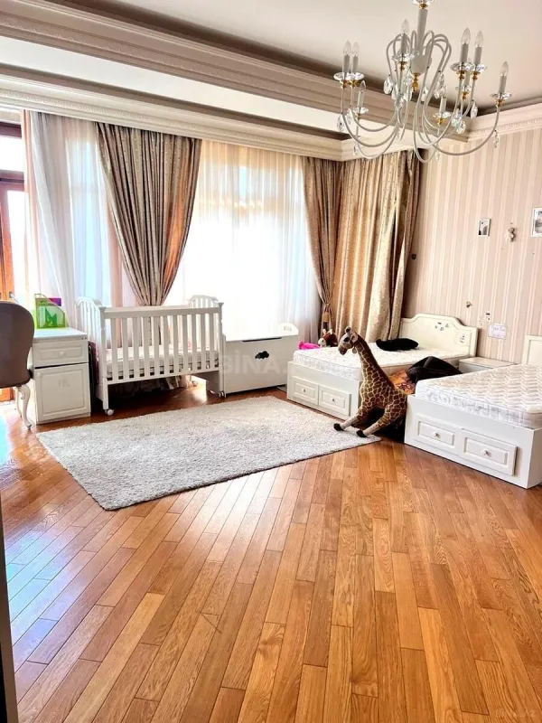 Satılır 4 otaqlı mənzil 196 m²