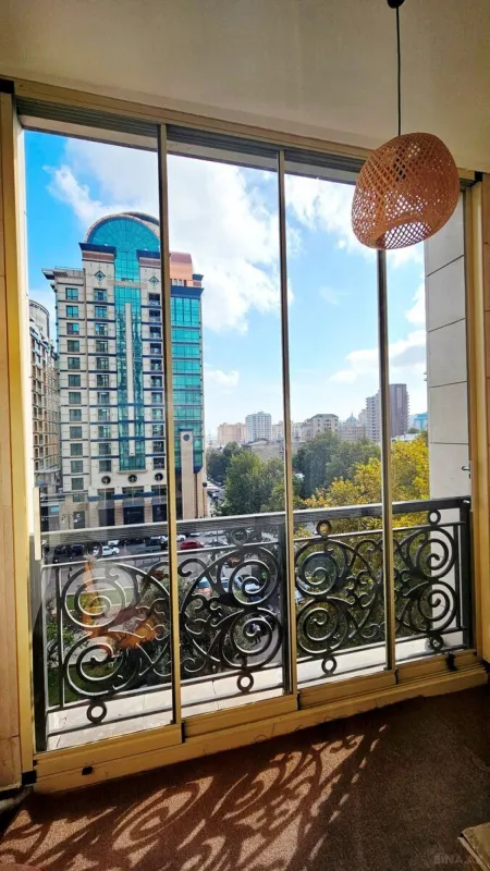 Satılır 4 otaqlı mənzil 196 m²