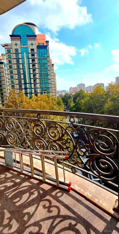 Satılır 4 otaqlı mənzil 196 m²