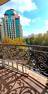 Satılır 4 otaqlı mənzil 196 m²