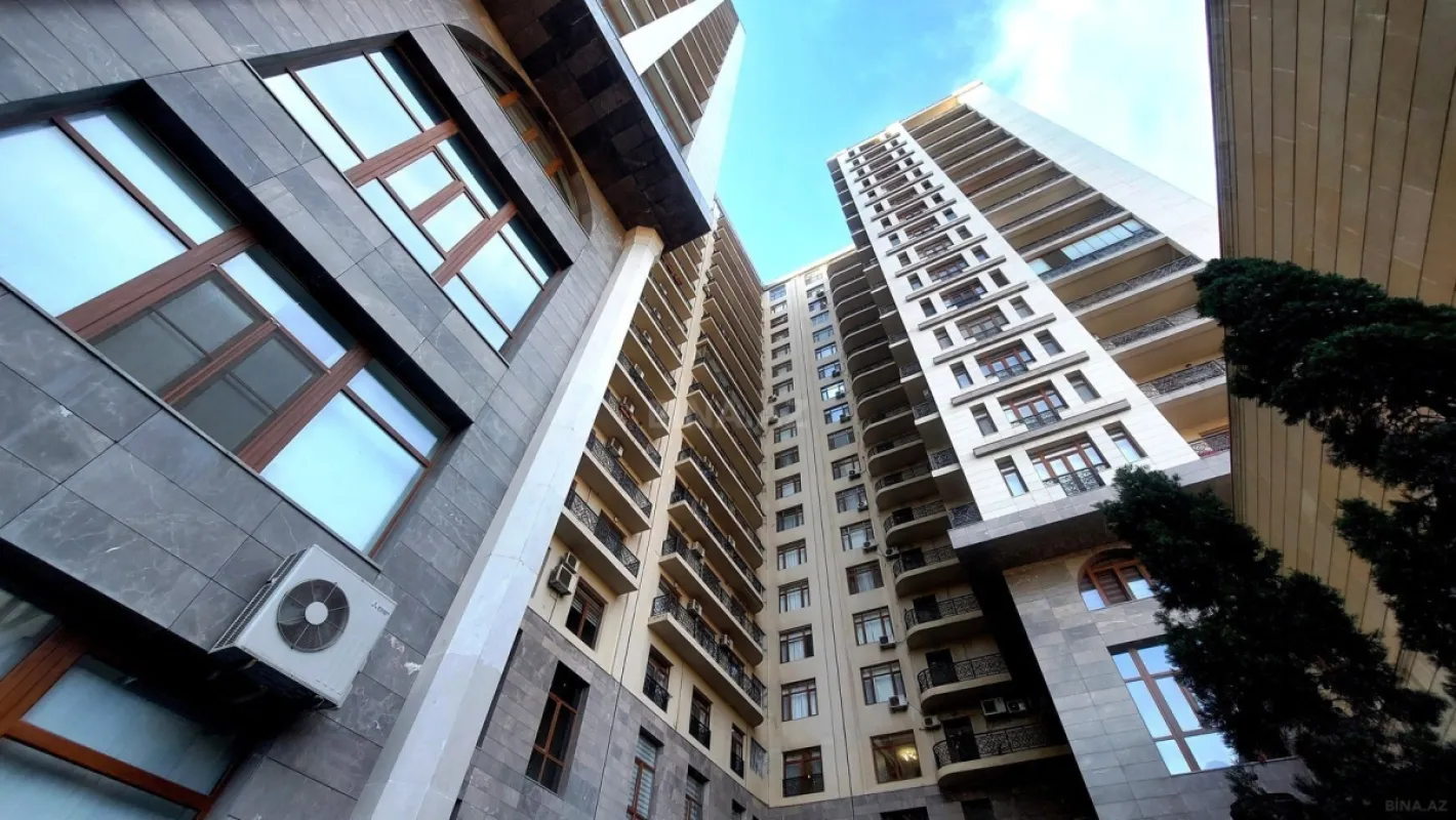 Satılır 4 otaqlı mənzil 196 m²
