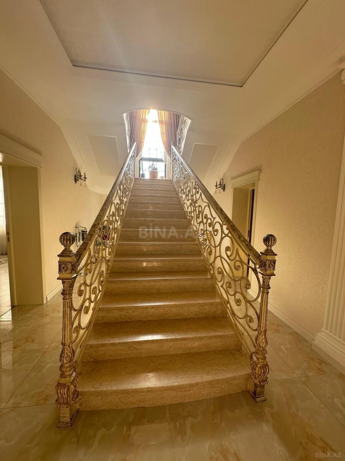 Satılır 6 otaqlı həyət evi 750 m²